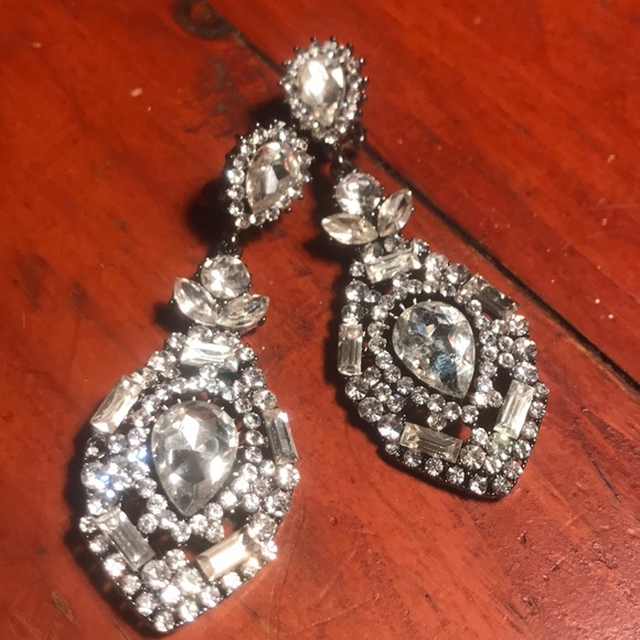 Jewelry - Beautiful rhinestone chandelier clip on earrings